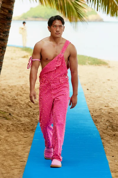 Look 32